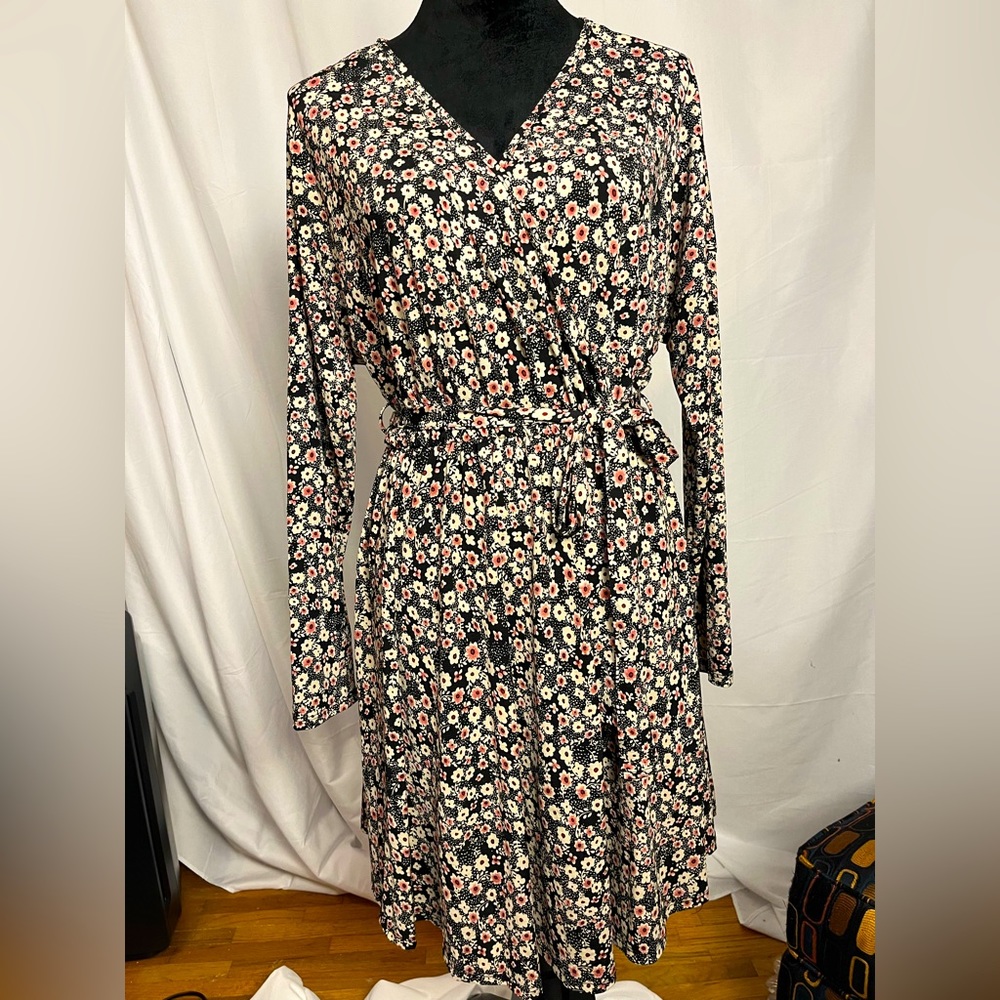 NWOT White Birch Stretchy Jersey knit wrap dress with ditsy floral pattern